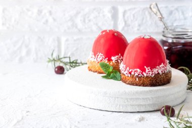 Hindistan cevizi kurabiye bir yastık üzerinde ayna sır ve kiraz dolgu ile Mus kek