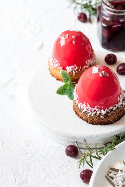 Hindistan cevizi kurabiye bir yastık üzerinde ayna sır ve kiraz dolgu ile Mus kek