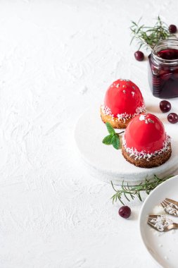 Hindistan cevizi kurabiye bir yastık üzerinde ayna sır ve kiraz dolgu ile Mus kek