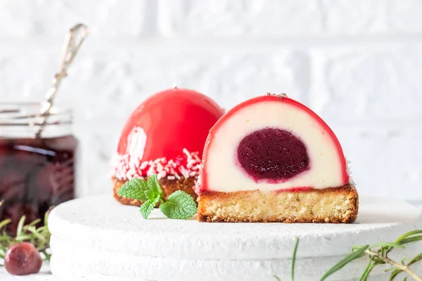 Hindistan cevizi kurabiye bir yastık üzerinde ayna sır ve kiraz dolgu ile Mus kek