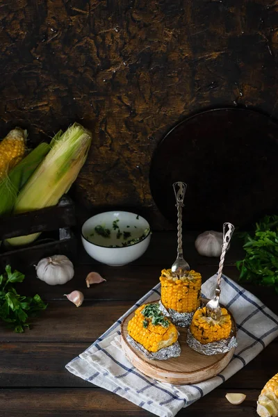 Gebakken maïs met gekruide boter op een rustieke houten achtergrond. Barbecue gerechten. Thanksgiving dag. Herfst oogst. — Stockfoto