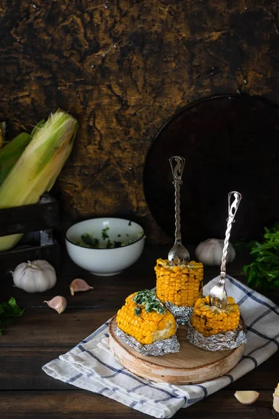 Gebakken maïs met gekruide boter op een rustieke houten achtergrond. Barbecue gerechten. Thanksgiving dag. Herfst oogst. — Stockfoto