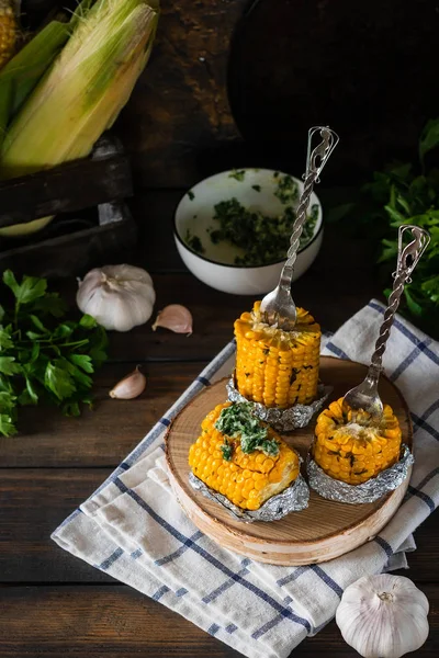 Maíz al horno con mantequilla especiada sobre un fondo rústico de madera. Comida para barbacoa. Día de Acción de Gracias. Cosecha de otoño . — Foto de Stock