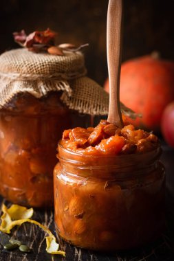 Kabak, limon ve kayısı çekirdeği reçeli.