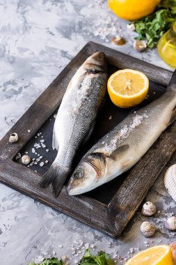 Maydanoz, limon ve pembe Himalaya tuzu ile taze branzino balık