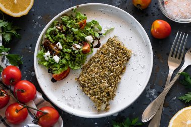 Balık taze salata ile ekmekli. Dengeli bir öğle veya akşam yemeği kavramı. Doğru beslenme. Lezzetli ve sağlıklı yemek.
