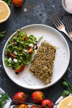Balık taze salata ile ekmekli. Dengeli bir öğle veya akşam yemeği kavramı. Doğru beslenme. Lezzetli ve sağlıklı yemek.