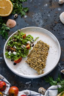 Balık taze salata ile ekmekli. Dengeli bir öğle veya akşam yemeği kavramı. Doğru beslenme. Lezzetli ve sağlıklı yemek.