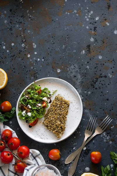 Рыба, выпекаемая со свежим салатом. Концепция сбалансированного обеда или ужина. Правильное питание. Вкусное и здоровое блюдо . — стоковое фото