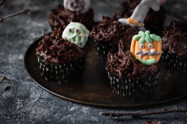 Halloween Partiler için Creepy Marshmallow Sweets ile Çikolata Cupcakes.
