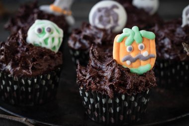 Halloween Partiler için Creepy Marshmallow Sweets ile Çikolata Cupcakes.