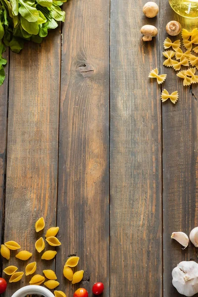 Diferentes tipos de pasta cruda. Comida italiana. Concepto de antecedentes alimentarios saludables . — Foto de Stock