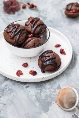 Çikolata parçalı kurabiyeler ve kızılcık reçeli.