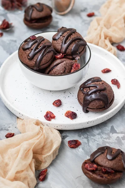 Шоколадное печенье с шоколадными пятнами с клюквенным вареньем — стоковое фото