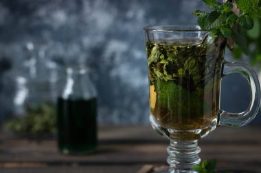 Ferah ve taze nane ve nane şurubuyla rahatlatıcı çay..