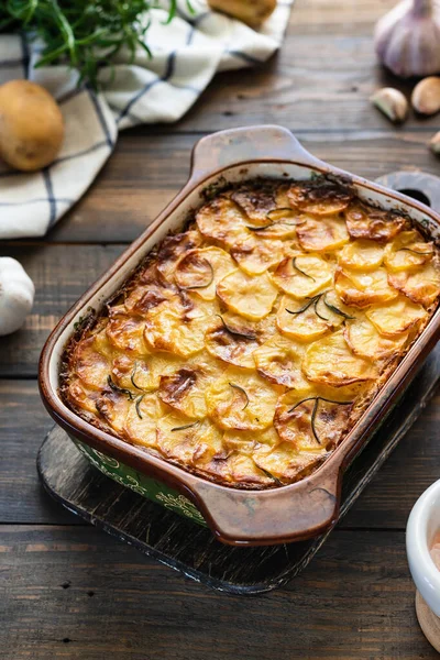 Sarımsaklı ve biberiyeli patates güveci.