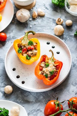 Tavuk, mantar ve domatesli fırında biber..