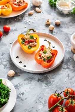 Tavuk, mantar ve domatesli fırında biber..