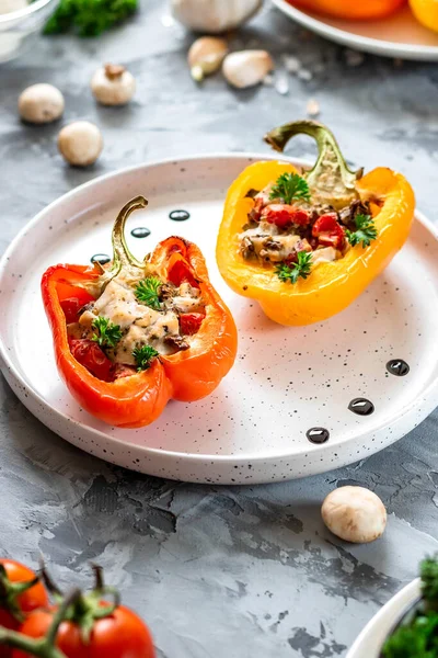 Gebackene Paprika mit Huhn, Champignons und Tomaten. — Stockfoto