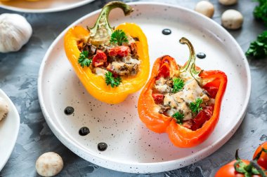 Tavuk, mantar ve domatesli fırında biber..