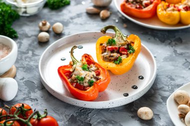 Tavuk, mantar ve domatesli fırında biber..