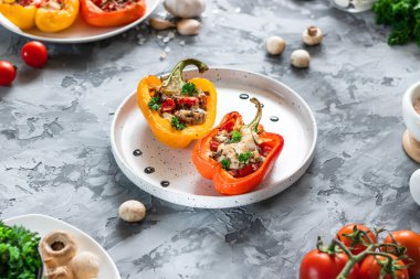 Tavuk, mantar ve domatesli fırında biber..