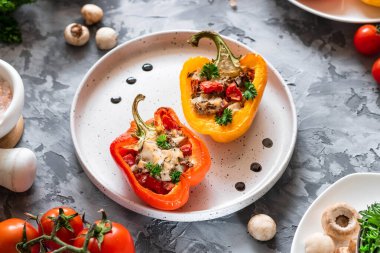 Tavuk, mantar ve domatesli fırında biber..