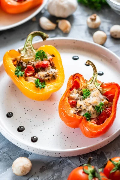 Gebackene Paprika mit Huhn, Champignons und Tomaten. — Stockfoto