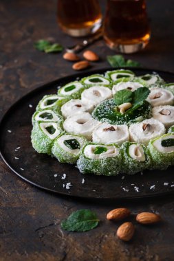 Türk Lokumu. Karanlık bir arka planda fındıklı çeşitli doğu tatlıları..