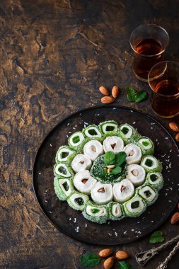 Türk Lokumu. Karanlık bir arka planda fındıklı çeşitli doğu tatlıları..