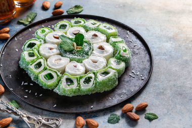 Türk Lokumu. Karanlık bir arka planda fındıklı çeşitli doğu tatlıları..