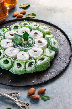 Türk Lokumu. Karanlık bir arka planda fındıklı çeşitli doğu tatlıları..