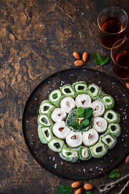 Türk Lokumu. Karanlık bir arka planda fındıklı çeşitli doğu tatlıları..