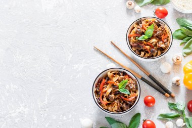 Mantarlı buğday eriştesi ve Tereyaki soslu sebze.