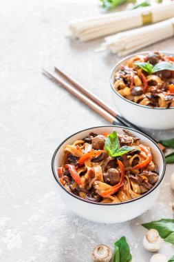 Mantarlı buğday eriştesi ve Tereyaki soslu sebze.