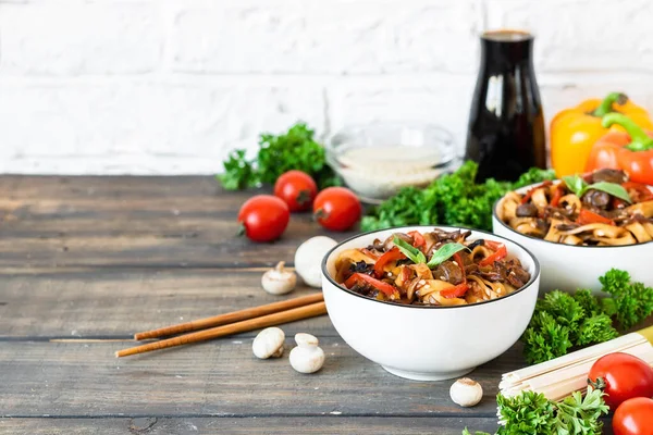 Macarrão de trigo udon com cogumelos e legumes em molho Tereyaki — Fotografia de Stock