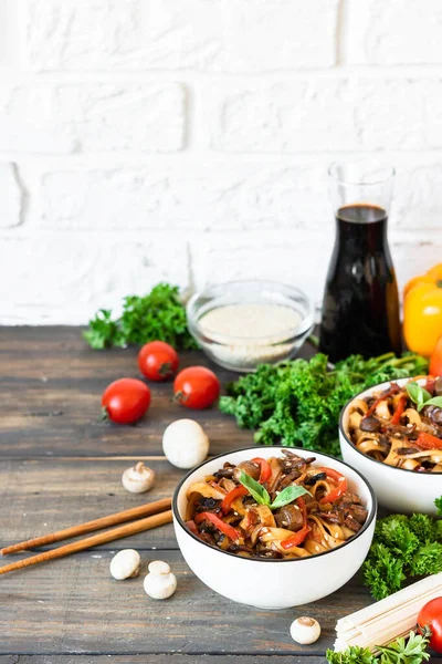 Macarrão de trigo udon com cogumelos e legumes em molho Tereyaki — Fotografia de Stock