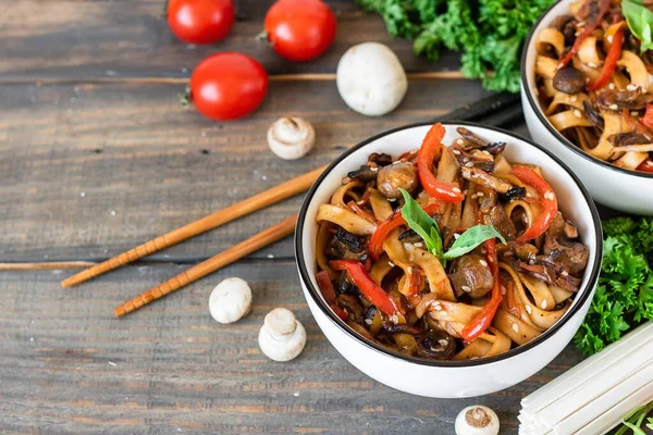 Mantarlı buğday eriştesi ve Tereyaki soslu sebze.