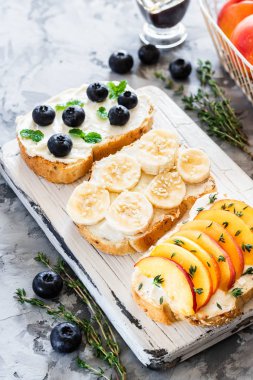 Meyveli ve meyveli tost. Sağlıklı kahvaltı konsepti. Basit ve lezzetli yemekler..