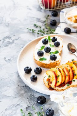 Meyveli ve meyveli tost. Sağlıklı kahvaltı konsepti. Basit ve lezzetli yemekler..