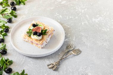 Bisküvi üzerine Pavlova, krema ve meyveli..