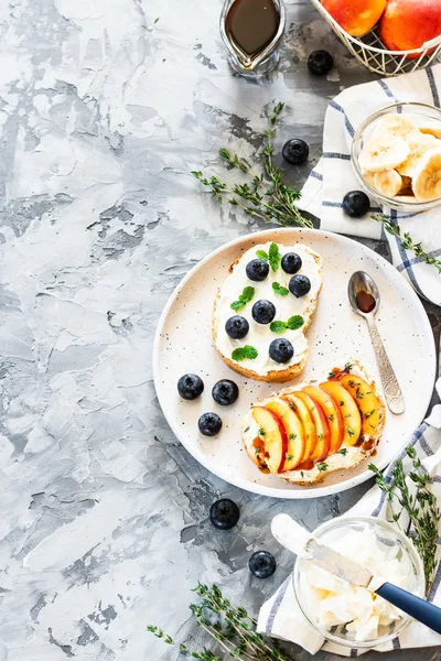 Tostadas con bayas y frutas. Concepto de desayuno saludable. Comida sencilla y sabrosa . — Foto de Stock