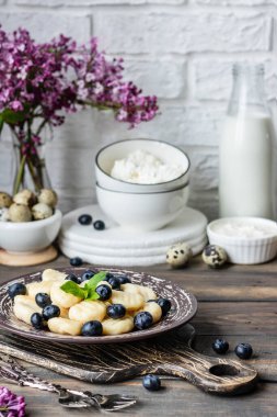 Taze böğürtlenli, tembel süzme peynirli börek. Basit ve sağlıklı bir kahvaltı. Ulusal Ukrayna mutfağı
