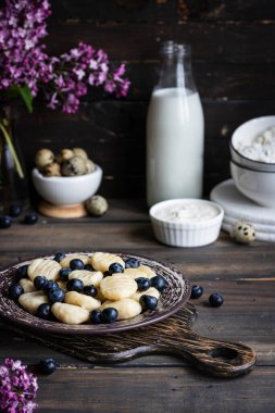 Taze böğürtlenli, tembel süzme peynirli börek. Basit ve sağlıklı bir kahvaltı. Ulusal Ukrayna mutfağı