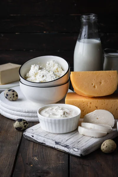 Çeşitli tarım ürünleri. Çeşitli süt ürünleri ve süt ürünleri