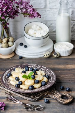 Taze böğürtlenli, tembel süzme peynirli börek. Basit ve sağlıklı bir kahvaltı.