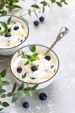 Krem şanti, krema ve taze böğürtlenden yapılan hafif yaz tatlısı. Eaton kütlesi