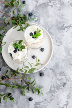 Krem şanti, krema ve taze böğürtlenden yapılan hafif yaz tatlısı. Eaton kütlesi