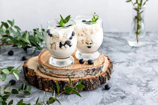 Leggero dessert estivo a base di panna montata, meringhe e bacche fresche. Massa di Eaton — Foto Stock