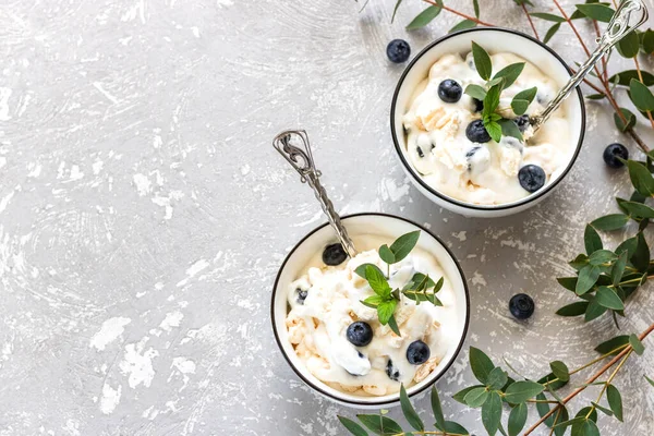 Leggero dessert estivo a base di panna montata, meringhe e bacche fresche. Massa di Eaton — Foto Stock